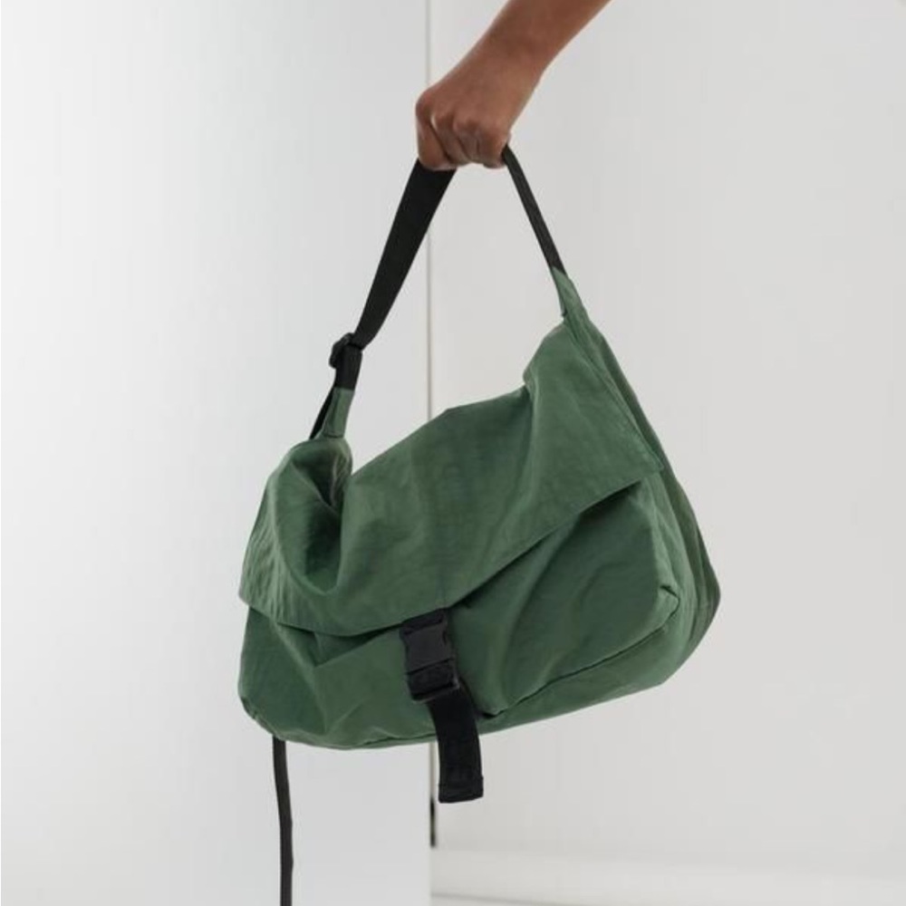 ISO BAGGU Sport Messenger Bag in Eucalyptus 🖤🤍🖤